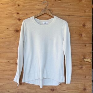 Women’s Size Large Gap lightweight knit sweater in light cream.